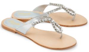 Silberne Flats im Metallic-Look mit schmalen Riemchen und Strassbesatz | Zehentrenner in Übergröße Zehentrenner Flats Metallic-Look schmale Riemchen Strassbesatz Silber Uebergroesse