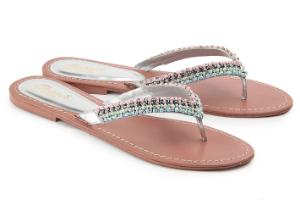Silberne Zehentrenner im Metallic-Look mit schmalen Riemchen und Strass-/Perlenbesatz | Übergröße Zehentrenner Metallic-Look schmale Riemchen Strass- und Perlenbesatz Silber Uebergroesse