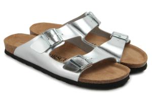 Silberne Pantoletten mit Riemen im Metallic-Look und zwei verstellbaren Dornschließen | Übergröße Pantoletten mit Riemen im Metallic-Look und zwei verstellbaren Dornschliessen Silber Uebergroesse