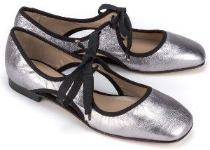 Uebergroessen Ballerinas mit Bindebaendern dekorative Cut-outs Leder Silber
