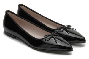 Ballerinas aus glaenzendem Lackleder spitz Schwarz Uebergroesse
