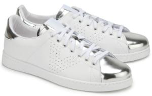 Weisse Turnschuhe mit silberfarbenen Partien an Kappe und Ferse fuer Damen mit Uebergroesse