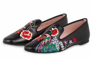 Luxus Slipper mit Blumenstickereien von Pretty Ballerinas in Uebergroessen Schwarz