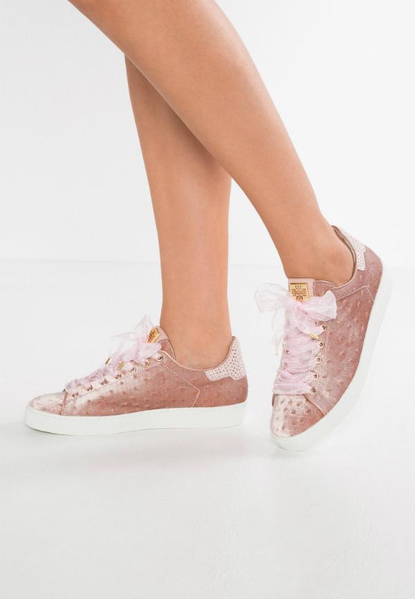 Rosé Högl Sneaker in Übergrößen mit Swarovski-Kristallen auf der Hinterkappe Rose Hoegl Sneaker in Uebergroessen mit Swarovski Kristalle auf der Hinterkappe