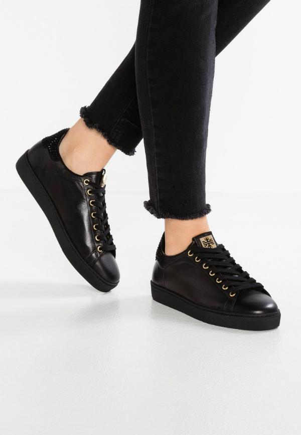 Schwarze Hoegl Sneaker in Uebergroessen mit Swarovski Kristalle auf der Hinterkappe