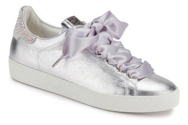 Silberne Högl Sneaker in Übergrößen mit Swarovski-Kristallen auf der Hinterkappe Silberne Hoegl Sneaker in Uebergroessen mit Swarovski Kristalle auf der Hinterkappe