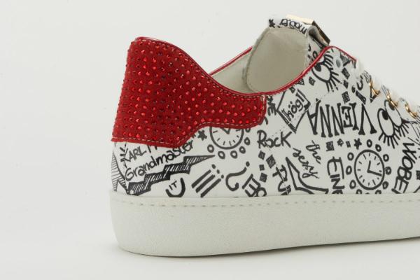 Weiße Högl Sneaker in Übergrößen mit Swarovski-Kristallen auf der Hinterkappe Weisse Hoegl Sneaker in Uebergroessen mit Swarovski Kristalle auf der Hinterkappe