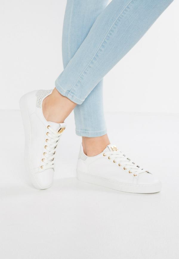 Weisse Hoegl Sneaker in Uebergroessen mit Swarovski Kristallen auf der Hinterkappe