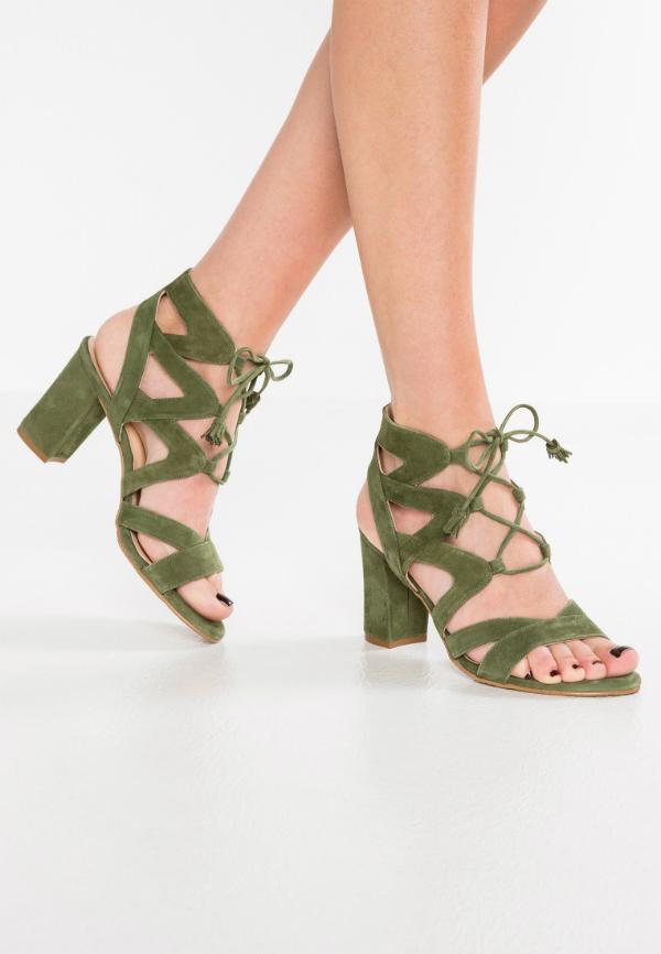 Sandalen in Übergrößen aus samtigen Leder | Farbe: Khaki sandale-in-uebergroessen-1717-18