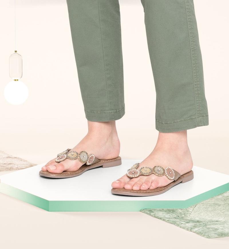 Zarte Creme-Nuancen und zeitlose Naturtoene Zehentrenner-Sandalen