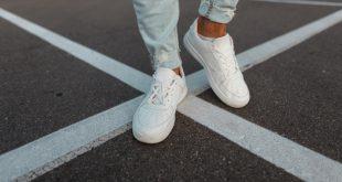 Komplett weisse Sneaker fuer Herren in Uebergroesse