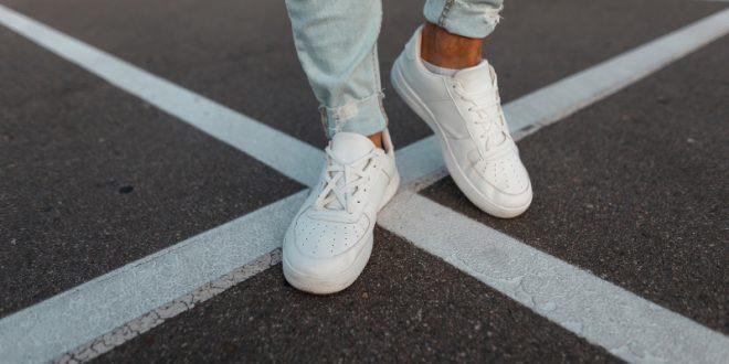 Komplett weisse Sneaker fuer Herren in Uebergroesse