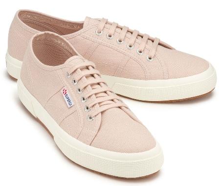 Das zeitlose Design aus charakteristischem Canvas und weißer Gummisohle verleiht dem Modell seinen unkomplizierten Charme superga-sneaker-in-uebergroessen-5508-12 flache-damenschuhe-in-uebergroesse