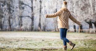 Frau in Winterboots mit Fell