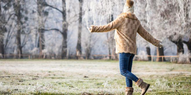 Frau in Winterboots mit Fell
