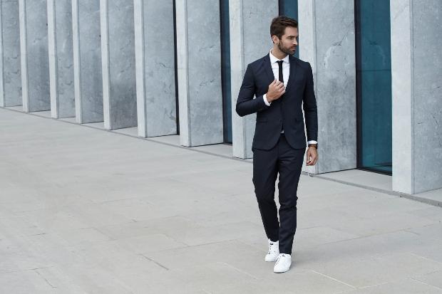 Mann mit Sneakers