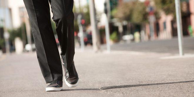 Schicke Sneaker zum Anzug