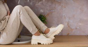 Cremefarbene Schuhe