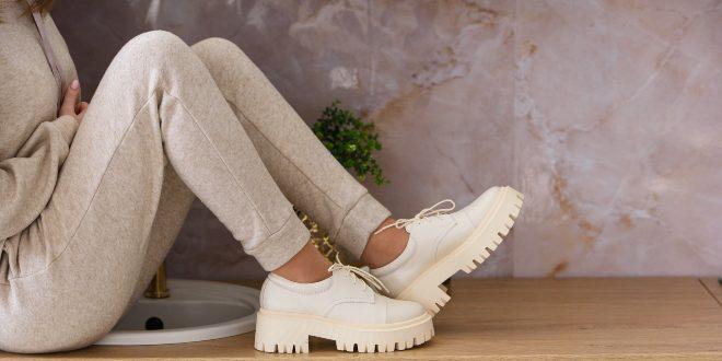 Cremefarbene Schuhe