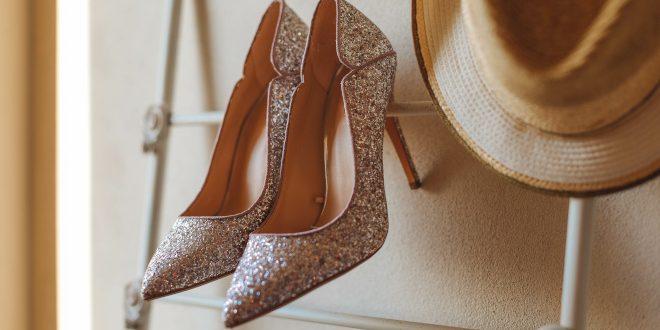 Silberne Schuhe an einer Leiter