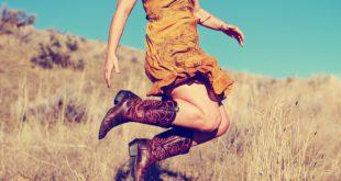 Frau in Westernstiefel in Übergröße