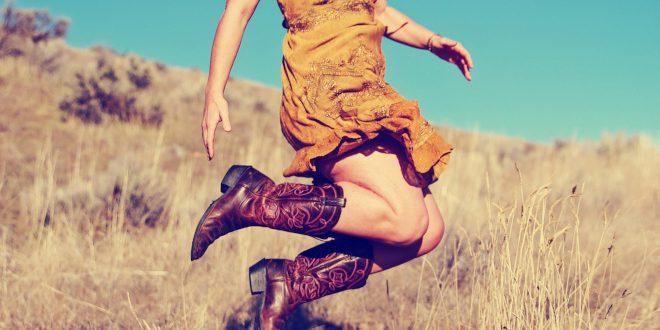 Frau in Westernstiefel in Übergröße