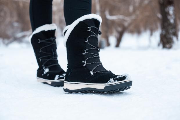 Stiefel sollten im Winter nicht nur schön warm halten, sondern auch vor Nässe durch Schnee und Regen schützen Schwarze gefütterte Winterstiefel