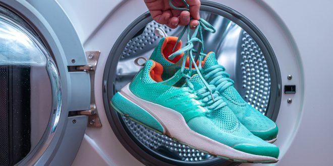 Türkise Schuhe in der Waschmaschine waschen