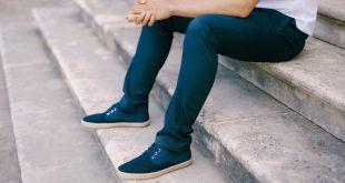 Junger-Mann-blaue-Schuhe-3