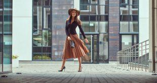 Junge-elegante-Frau-mit-Handtasche - Handtasche mit Schuhen kombinieren