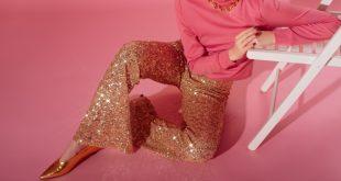 Frau-mit-Schlaghose-und-Ballerinas - Schuhe für Schlaghosen