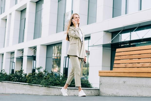 Die Sneakers von Skechers fallen in der Regel normal aus, wobei man dies meist für jedes Modell individuell testen sollte Elegante-Frau-mit-weissen-Sneakern
