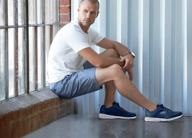 Skechers bietet normalerweise verschiedene Passformen an, um jeder Fußform gerecht zu werden Mann in Sketchers Sneakern