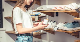 Frau-sucht-Schuhe-aus