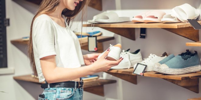 Frau-sucht-Schuhe-aus
