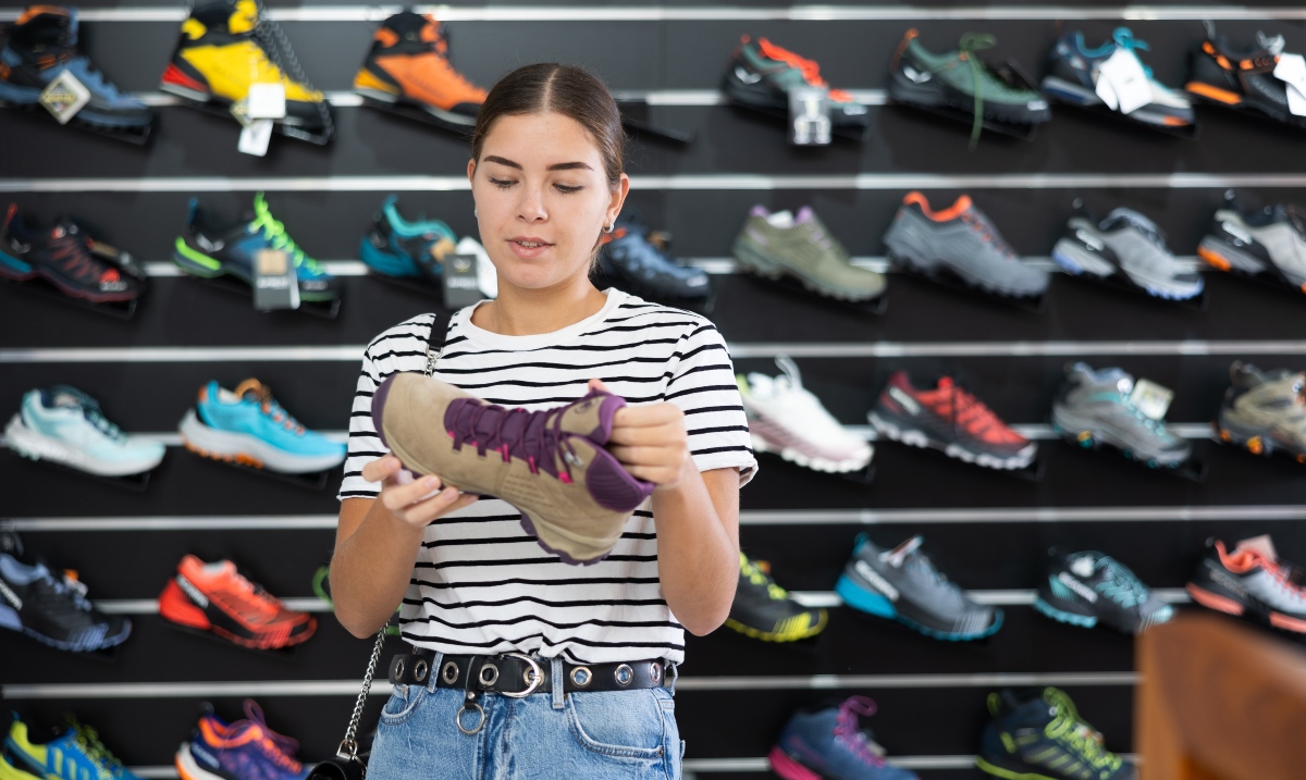 Frau-sucht-Wanderschuhe-aus
