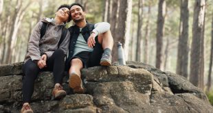 Junges-Paar-mit-Wanderschuhen
