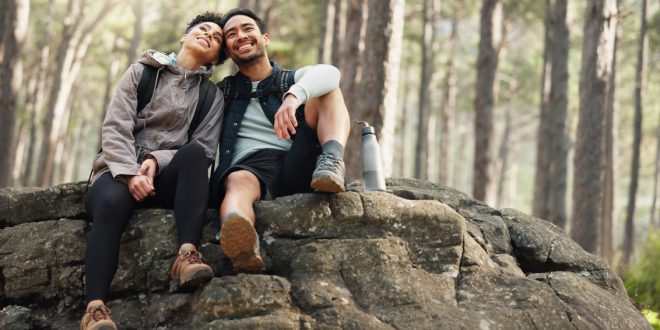 Junges-Paar-mit-Wanderschuhen