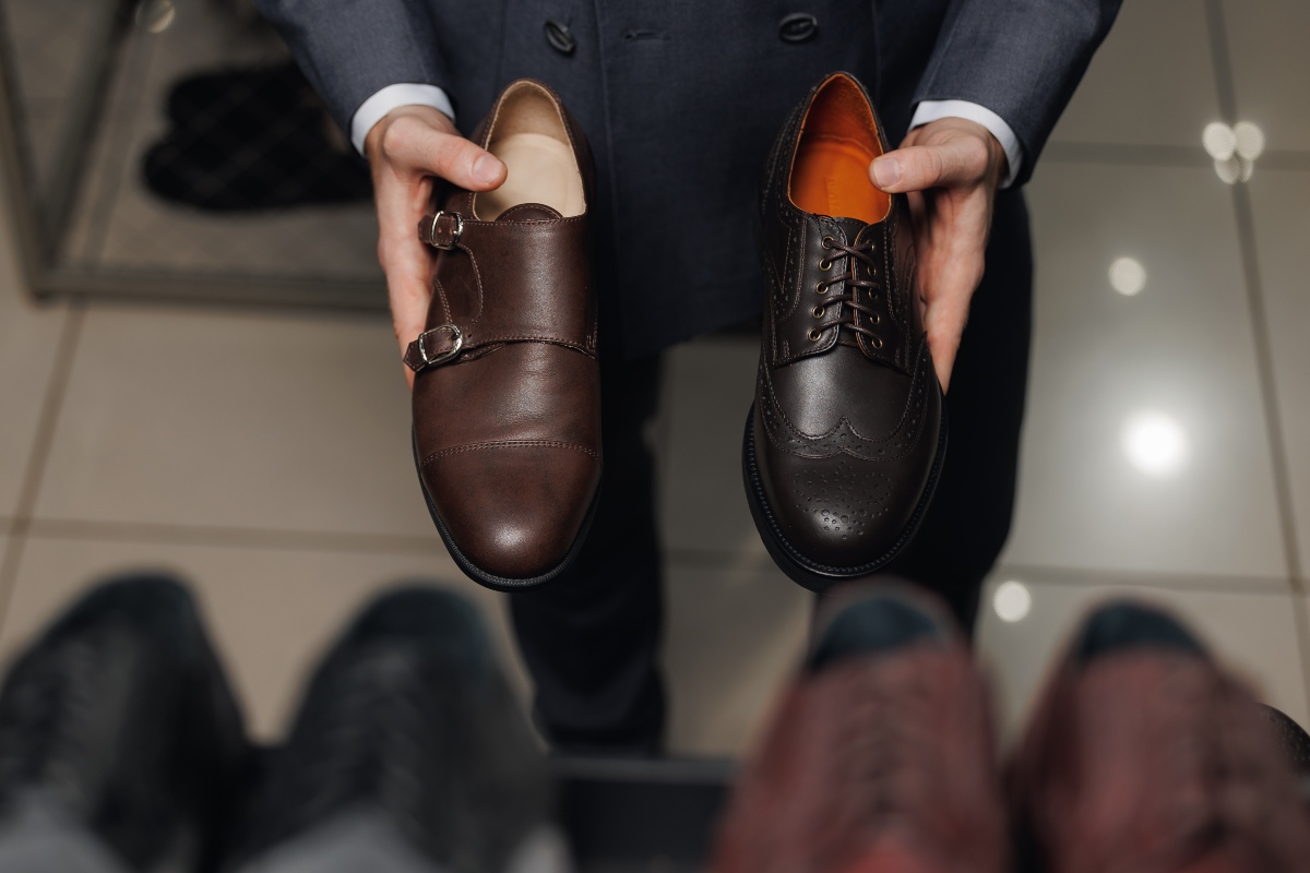 Ein Markenname alleine ist noch keine Garantie für hohe Qualität Mann-sucht-Business-Schuhe-aus - Woran kann man gute Schuhe erkennen?