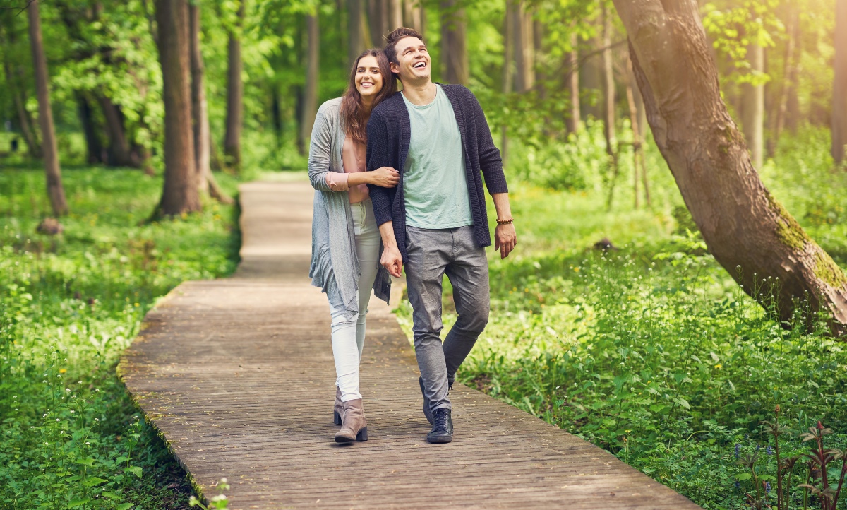 Paar-spaziert-durch-Wald