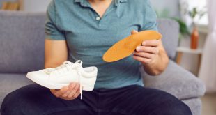 Mann-mit-Einlagen-fuer-Sneaker - Schuhe für Plattfüße und Spreizfüße