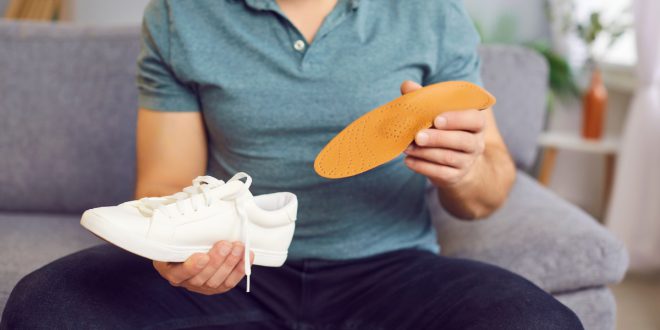 Mann-mit-Einlagen-fuer-Sneaker - Schuhe für Plattfüße und Spreizfüße