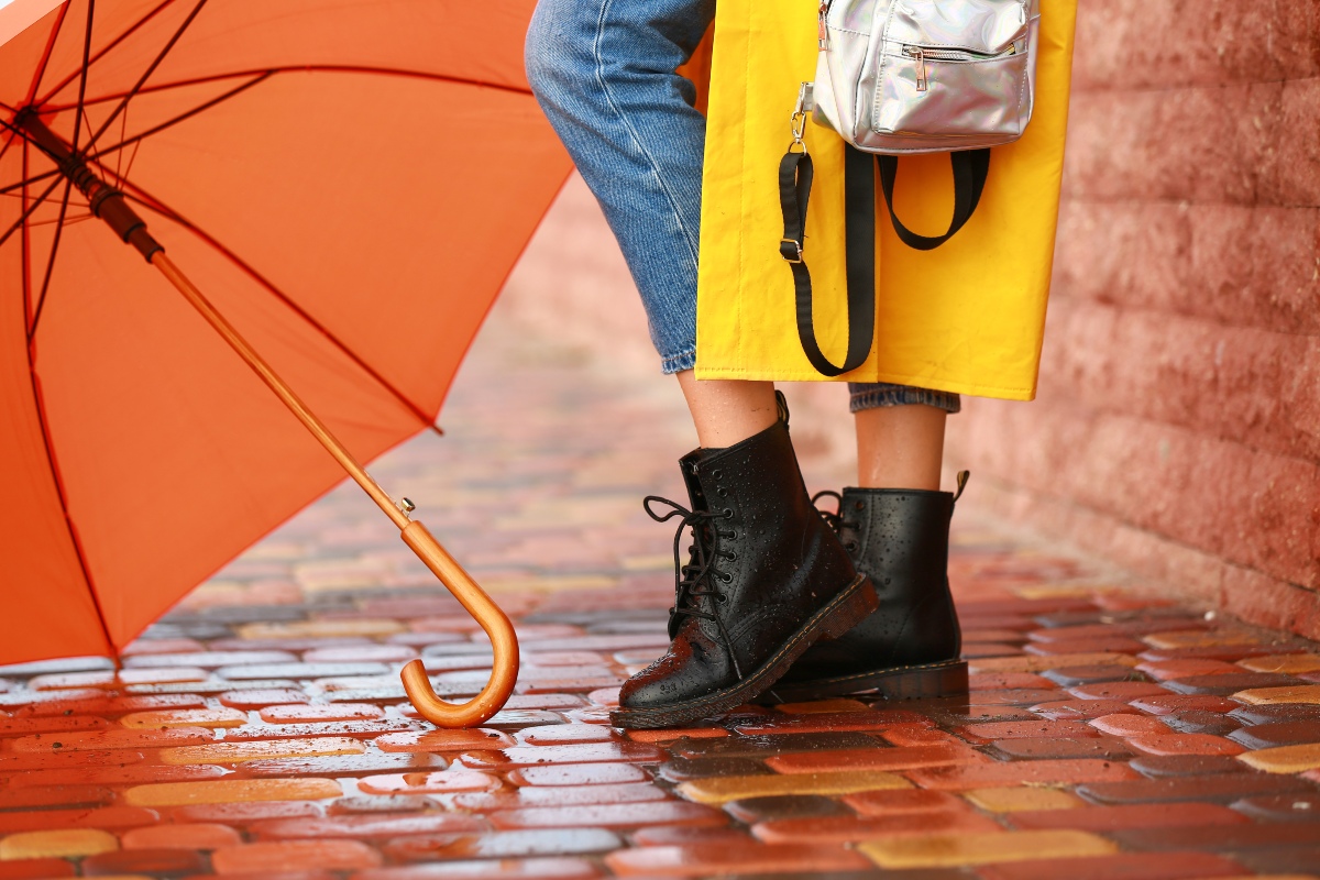 Kaltgefütterte Echtlederschuhe bieten Schutz vor Nässe, regulieren die Wärme und sind ideal für wechselhaftes Wetter Frau-Boots-Regenschirm-Regen
