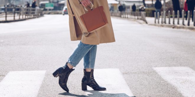 Frau-mit-Stiefeletten