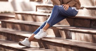 Junge-Frau-weiße-Sneaker
