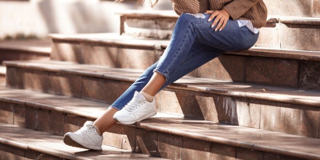 Junge-Frau-weiße-Sneaker