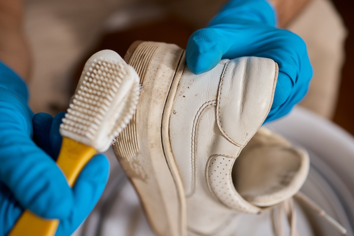 Schuh-reinigen-mit-Bürste