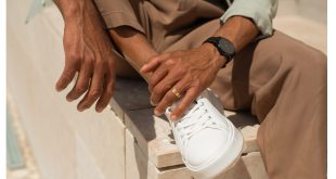 Mann-Sneaker-Chinohose-Hemd