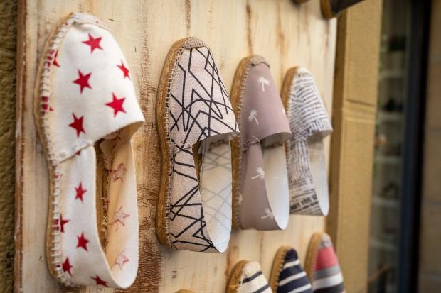 Espadrilles-haengen-an-der-Wand